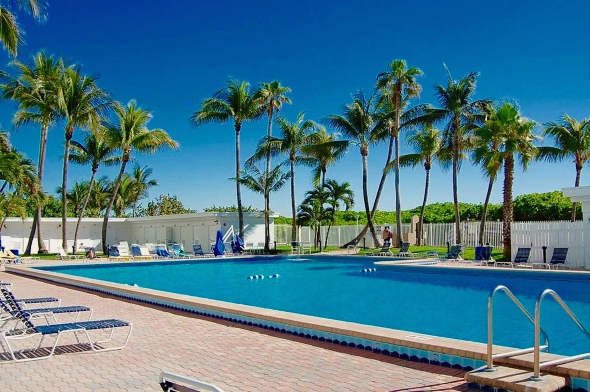 Directly On The Beach With Pool & Ocean View マイアミビーチ エクステリア 写真